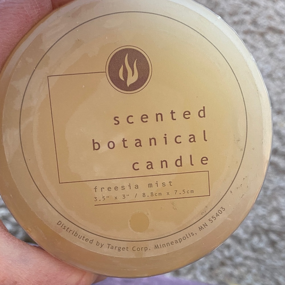Scented Botanical Candle - Freesia Mist